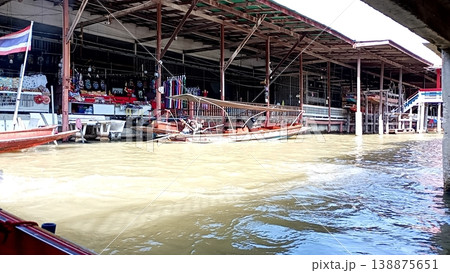 タイの水上マーケットと運河に並ぶ商店の風景 138875651