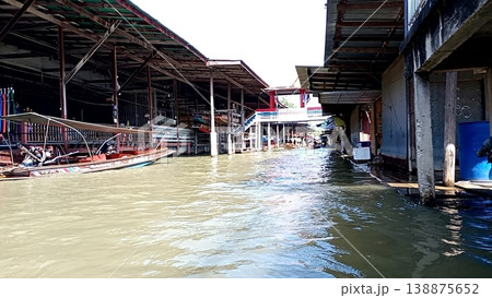 タイの水上マーケットと運河に並ぶ商店の風景 タイの水上マーケットと運河に並ぶ商店の風景 138875652