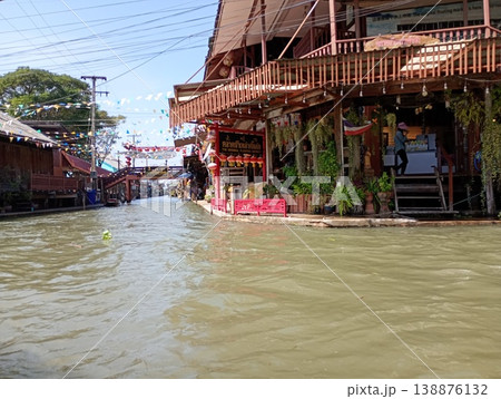 タイの水上マーケットと運河に並ぶ商店の風景 タイの水上マーケットと運河に並ぶ商店の風景 138876132
