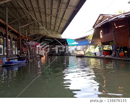 タイの水上マーケットと運河に並ぶ商店の風景 タイの水上マーケットと運河に並ぶ商店の風景 138876135