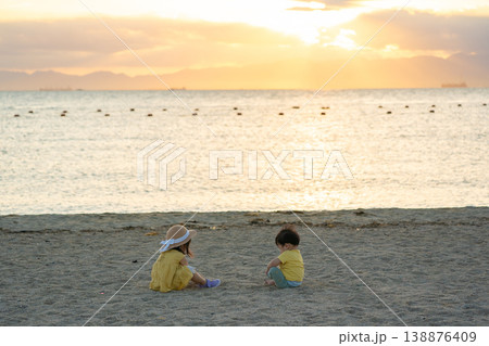 夕焼け空の海で遊ぶ子供 夕焼け空の海で遊ぶ子供 138876409