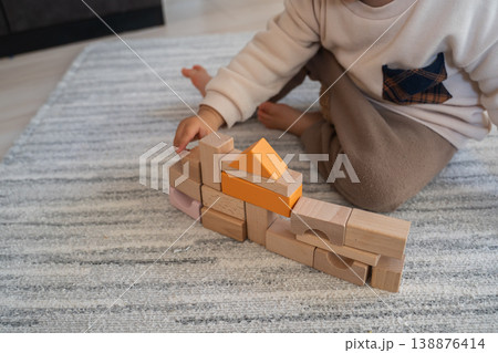 積み木で遊ぶ子供 138876414