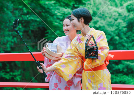 温泉旅行で自撮りする浴衣姿の女性 138876880