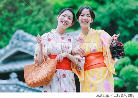 温泉旅行を楽しむ浴衣姿の女性 138876899