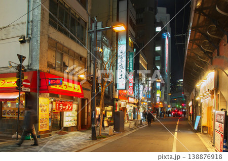 春の東京（日比谷・銀座エリア）の賑やかな飲食街　 都市景観（2026年3月） 138876918