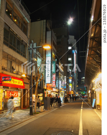 春の東京（日比谷・銀座エリア）の賑やかな飲食街　 都市景観（2026年3月） 138876919
