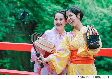 温泉旅行で自撮りする浴衣姿の女性 138876961