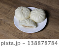 木材背景の皿にのせた肉まん 138878784