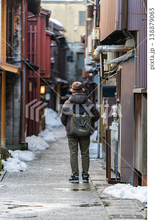 主計町茶屋街でスケッチする人物の後ろ姿と雪の路地 主計町茶屋街でスケッチする人物の後ろ姿と雪の路地 138879065
