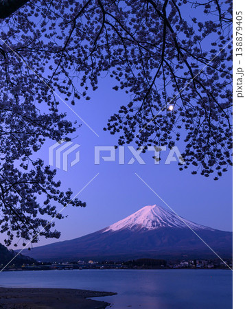 春の河口湖・満開の夜桜と富士山の共演 春の河口湖・満開の夜桜と富士山の共演 138879405