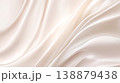 光沢を持つ白い布が滑らかな曲線を描くエレガントな抽象背景 138879438