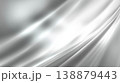 シルバーの光沢が流れる高級感のある抽象背景 138879443