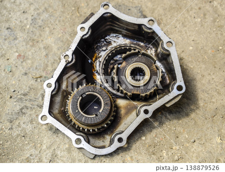 Dismantled box car transmissions. The gears on the shaft of a mechanical transmission. 138879526