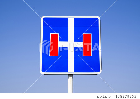 Road sign dead-end. The road with a dead end. 138879553