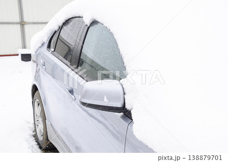 Fall asleep wet snow car. Snowfall of wet snow. Snow lying on the car Fall asleep wet snow car. Snowfall of wet snow. Snow lying on the car 138879701