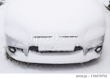 Fall asleep wet snow car. Snowfall of wet snow. Snow lying on the car Fall asleep wet snow car. Snowfall of wet snow. Snow lying on the car 138879702