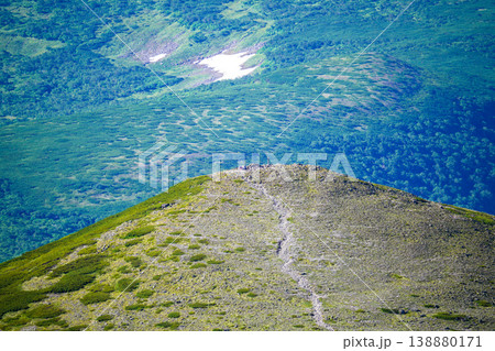 緑の谷を見下ろす北海道高山稜線の登山道俯瞰。北海道の大自然を代表する絶景。北海道の雄大な自然美を捉え 緑の谷を見下ろす北海道高山稜線の登山道俯瞰。北海道の大自然を代表する絶景。北海道の雄大な自然美を捉え 138880171