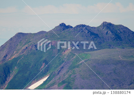緑の斜面と荒々しい稜線の北海道火山岩峰。北海道の大自然を代表する絶景。北海道の雄大な自然美を捉えた風 緑の斜面と荒々しい稜線の北海道火山岩峰。北海道の大自然を代表する絶景。北海道の雄大な自然美を捉えた風 138880174