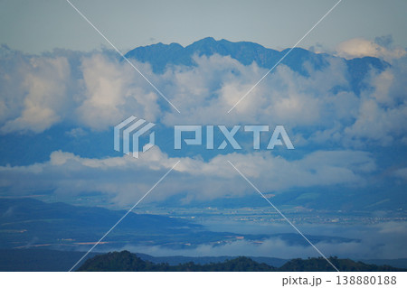 麓の街を見下ろす北海道の霞む山並み。北海道の大自然を代表する絶景。北海道の雄大な自然美を捉えた風景写 麓の街を見下ろす北海道の霞む山並み。北海道の大自然を代表する絶景。北海道の雄大な自然美を捉えた風景写 138880188