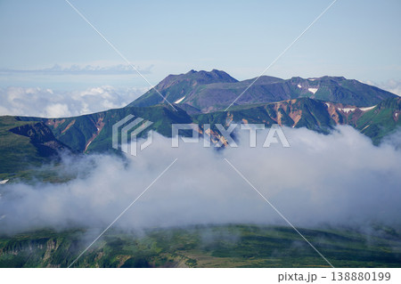雲海の上に連なる北海道山並みのシルエット。山々の間に雲海が広がる幻想的な朝の情景。山間に広がる幻想的 138880199