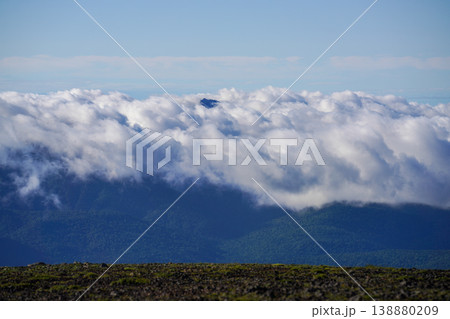 緑の高山谷を背景にした岩礫道のケルン。北海道の大自然を代表する絶景。北海道の雄大な自然美を捉えた風景 緑の高山谷を背景にした岩礫道のケルン。北海道の大自然を代表する絶景。北海道の雄大な自然美を捉えた風景 138880209