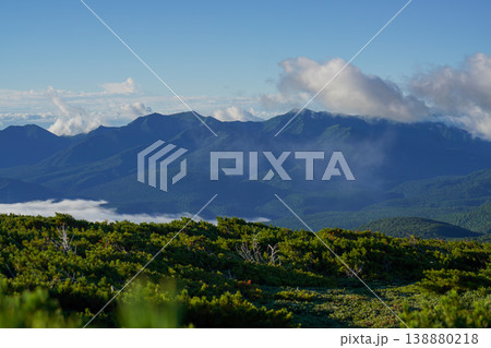 山頂へと続く岩礫の高山トレイル。北海道の大自然を代表する絶景。北海道の雄大な自然美を捉えた風景写真。 138880218