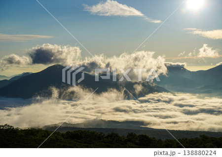 岩礫帯と緑の広がる夏の高山台地。北海道の大自然を代表する絶景。北海道の雄大な自然美を捉えた風景写真。 岩礫帯と緑の広がる夏の高山台地。北海道の大自然を代表する絶景。北海道の雄大な自然美を捉えた風景写真。 138880224