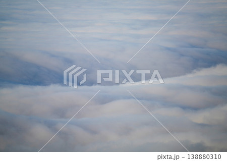 空を埋め尽くす白い雲の抽象的な風景。北海道の大自然を代表する絶景。再生可能エネルギーの風力発電と北海 空を埋め尽くす白い雲の抽象的な風景。北海道の大自然を代表する絶景。再生可能エネルギーの風力発電と北海 138880310