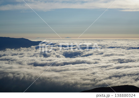 山間を流れる広大な雲海。山々の間に雲海が広がる幻想的な朝の情景。山間に広がる幻想的な雲海と北海道の山 138880324