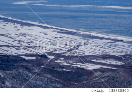 北海道の雪に覆われた農地と海岸線の空撮。北海道の荒々しい海岸線と日本海・太平洋。荒波と断崖絶壁が続く 138880360