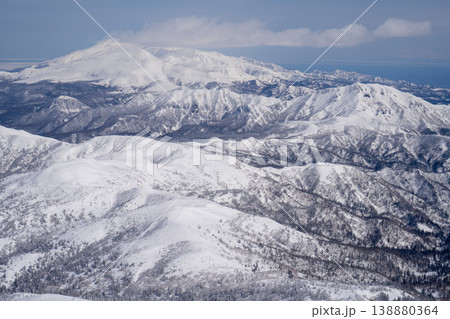 冬の北海道・広大な雪の山岳と火山。北海道の大自然を代表する絶景。北海道の雄大な自然美を捉えた風景写真 138880364