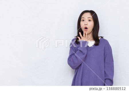 びっくり驚いている女性 138880512