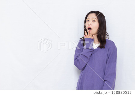 びっくり驚いている女性 138880513