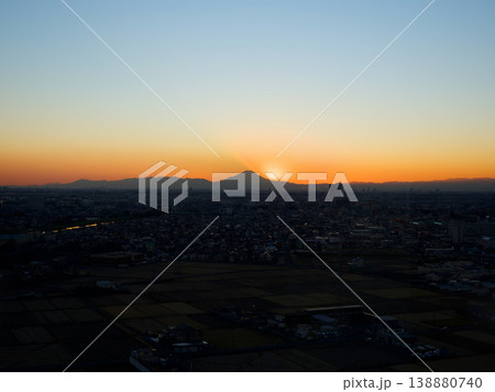 富士山のシルエットと夕日 138880740