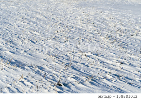 強い風が吹く雪面の素材　c-2 寒色 138881012