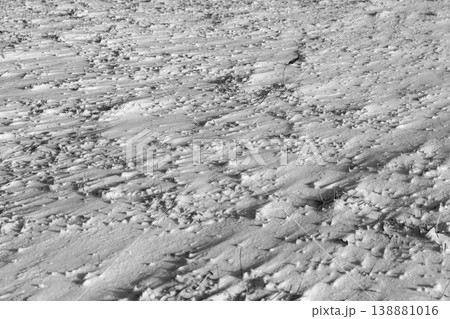 強い風が吹く雪面の素材 d-3 モノクロ 強い風が吹く雪面の素材 d-3 モノクロ 138881016