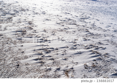 強い風が吹く雪面の素材　e-1 138881017