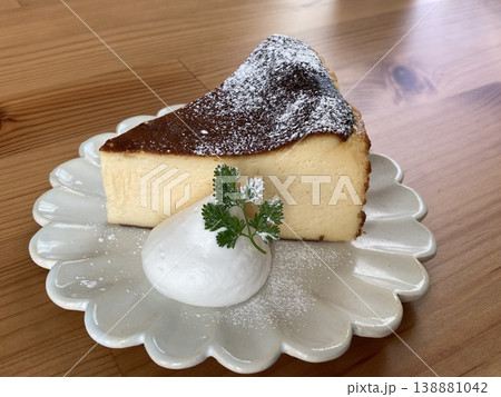 バスクチーズケーキ〜生クリームとミント バスクチーズケーキ〜生クリームとミント 138881042