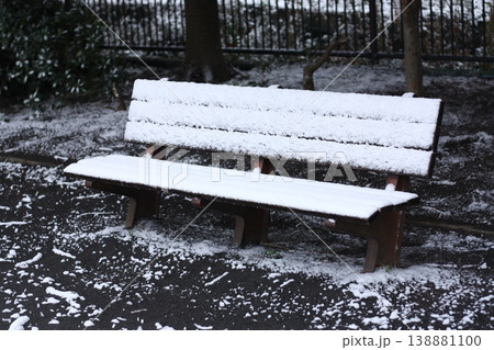 雪の積もったベンチ 雪の積もったベンチ 138881100