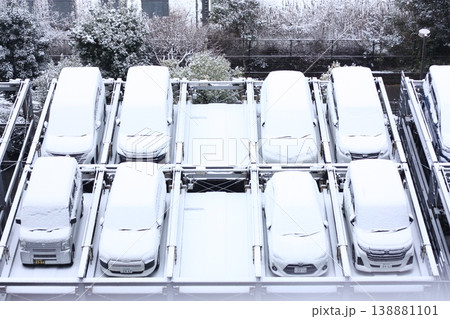雪が積もった立体駐車場 雪が積もった立体駐車場 138881101