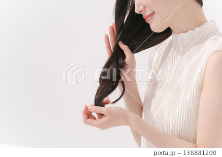 ヘアケアをする女性 ヘアケアをする女性 138881200