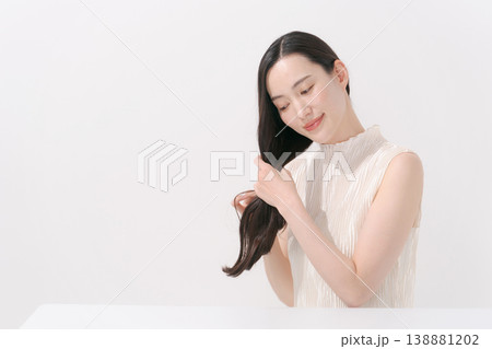 ヘアケアをする女性 ヘアケアをする女性 138881202