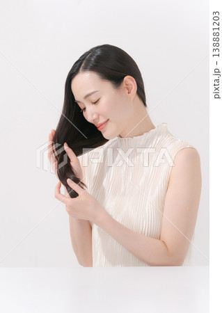ヘアケアをする女性 138881203