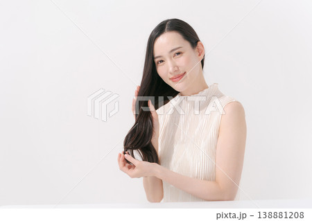 ヘアケアをする女性 138881208