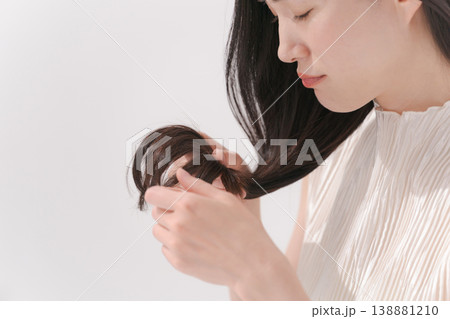 ヘアケアをする女性 138881210