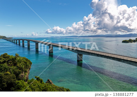 沖縄 古宇利大橋とエメラルドグリーンの海の空撮 沖縄 古宇利大橋とエメラルドグリーンの海の空撮 138881277