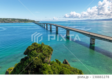 沖縄 古宇利大橋とエメラルドグリーンの海の空撮 沖縄 古宇利大橋とエメラルドグリーンの海の空撮 138881278