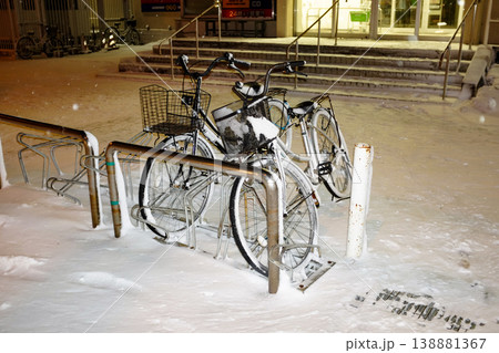 駐輪場に停められた自転車に雪が積もっている 駐輪場に停められた自転車に雪が積もっている 138881367