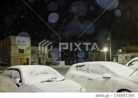 夜、雪の積もった車 138881368