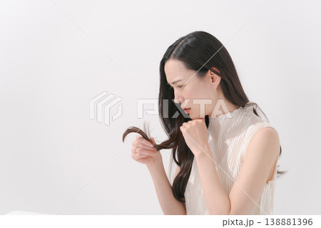 髪の毛に悩む女性 髪の毛に悩む女性 138881396